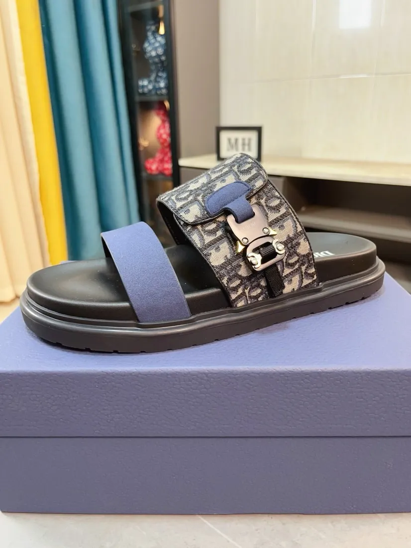 Men's Men's Shoes 💰320🌸🌸Dior Aqua Men's Sandals Slippers. Showcasing Dior haute couture design. The Dior gray suede strap is accented with an aluminum Dior buckle for added style. Paired with a comfortable tonal notch sole, they pair easily with shorts or jeans for a sophisticated look. Main body: suede cow leather, technical fabric lining: cow leather, with adjustable straps, aluminum Dior buckle, Dior gray EVA insole, tonal notch rubber outsole splicing structure👌👌size: 38-44 (45.46 customized)